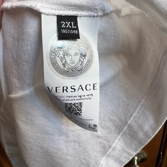 Men’s Versace shirt - Picture 3 of 4